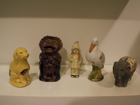 5 terrakotta sparebøsser - forskellige figurer - to glaserede og tre koldmalede. 
Storken og elefant er solgt.