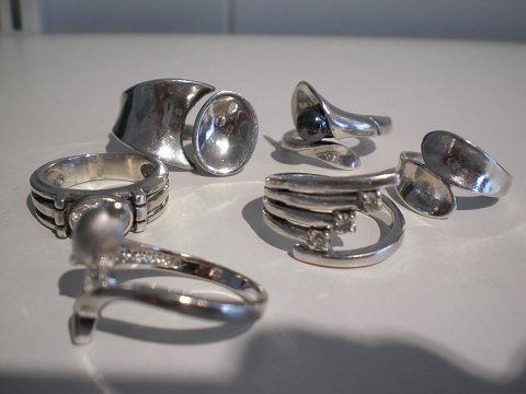 6 sterling sølvringe med sten - sælges individuelt. Ring med zirkon er solgt. 
Ring bagest til venstre er solgt. 2 ringe til venstre er solgt. Ring til højre 
er solgt