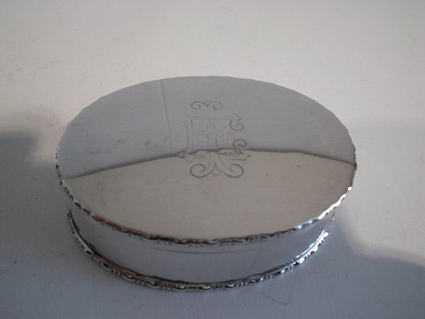 Oval pilleæske i 830 sølv.