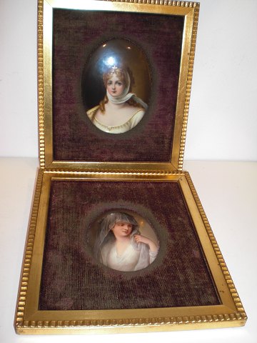 2 indrammede miniatureportrætter malet på porcelæn.