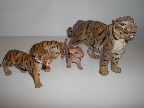 Tigermor med 3 unger i lineol. Sælges samlet.