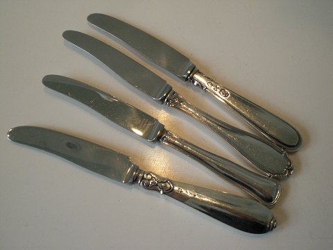 4 frugtknive med sølvskafter og stålblade.