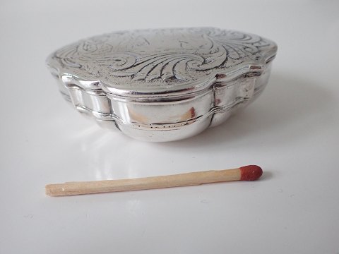 1700-tals rokoko tabatiere i sølv, ligeknækket.